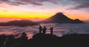 Menikmati Keindahan Sunrise di Bukit Sikunir Dieng yang Memukau