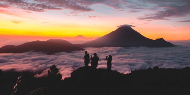 Menikmati Keindahan Sunrise di Bukit Sikunir Dieng yang Memukau